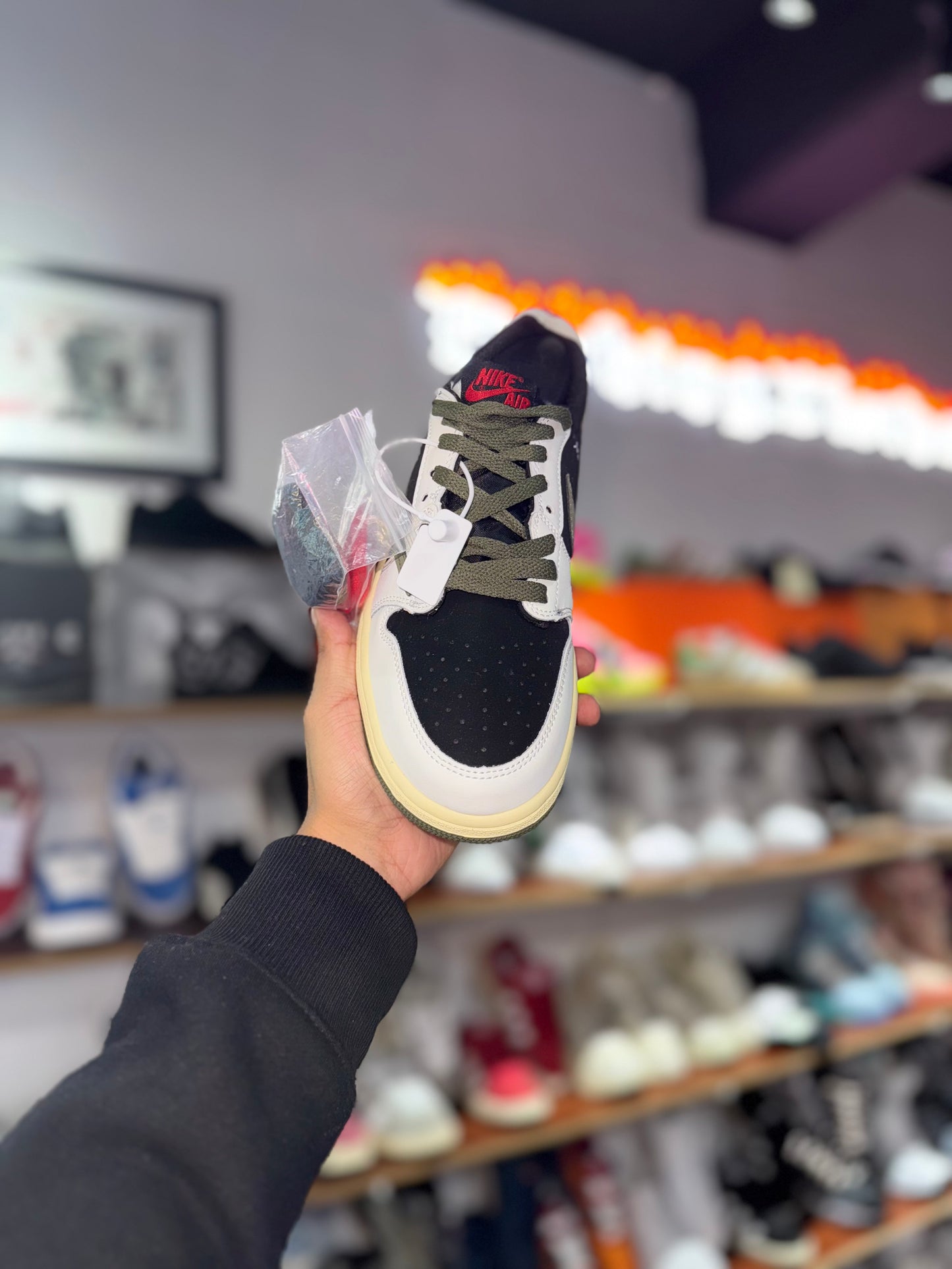 J1 Low Travis Verde