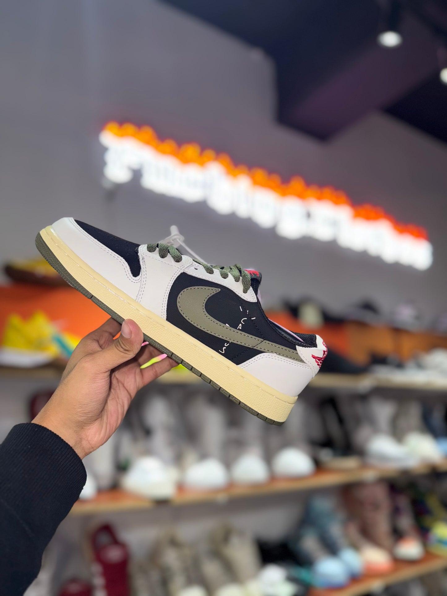 J1 Low Travis Verde