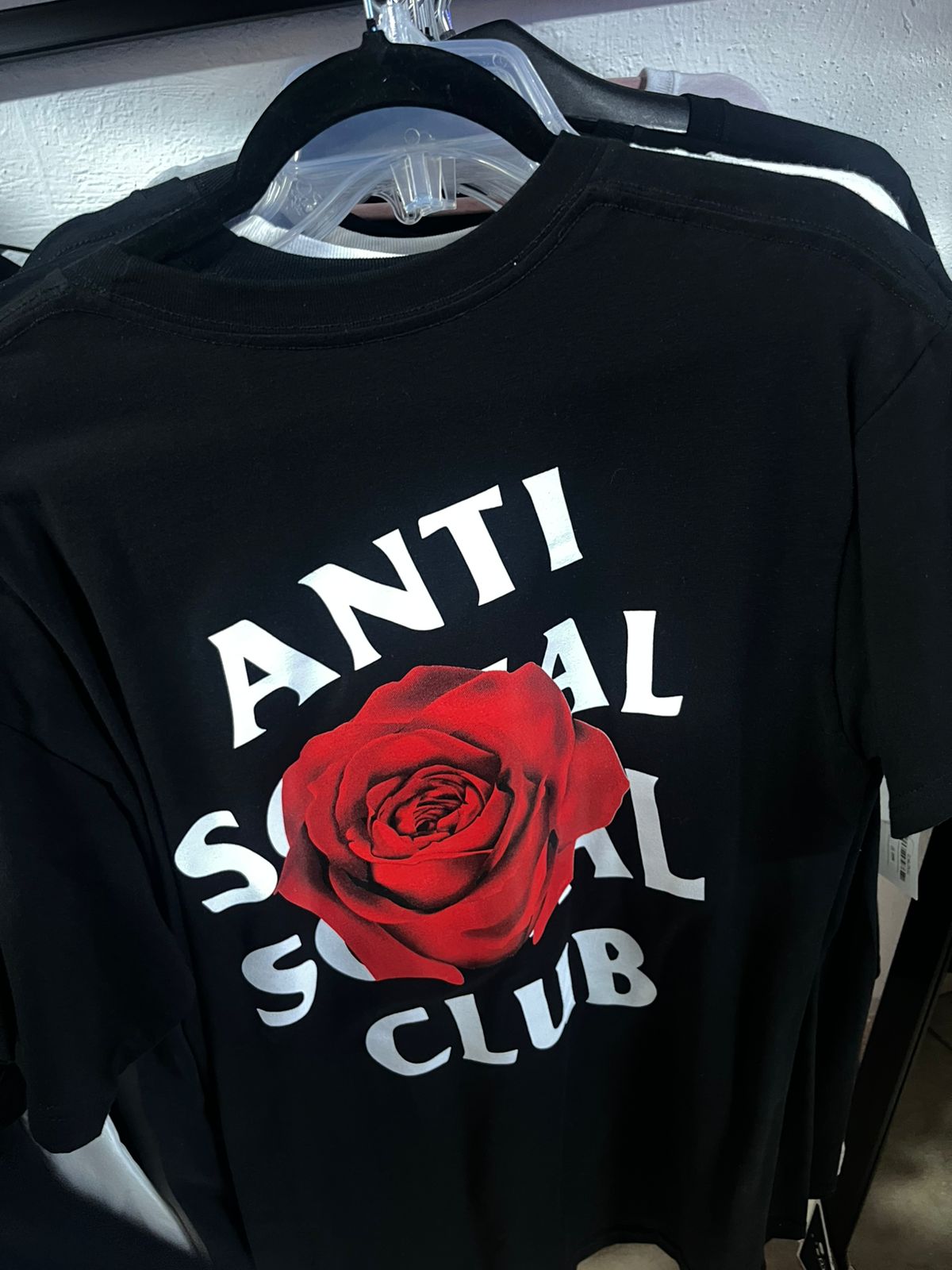 Antisocial con rosa roja