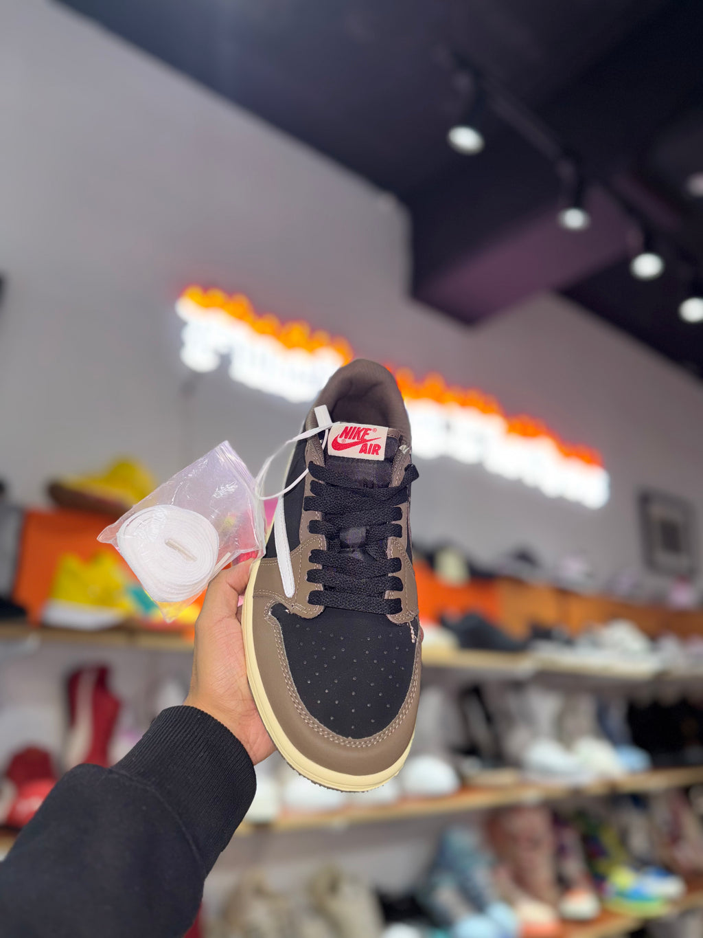 AF1 Low Travis Café