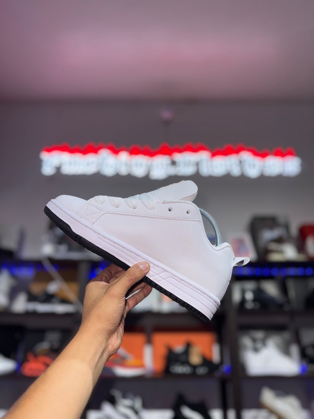Court Graffik White