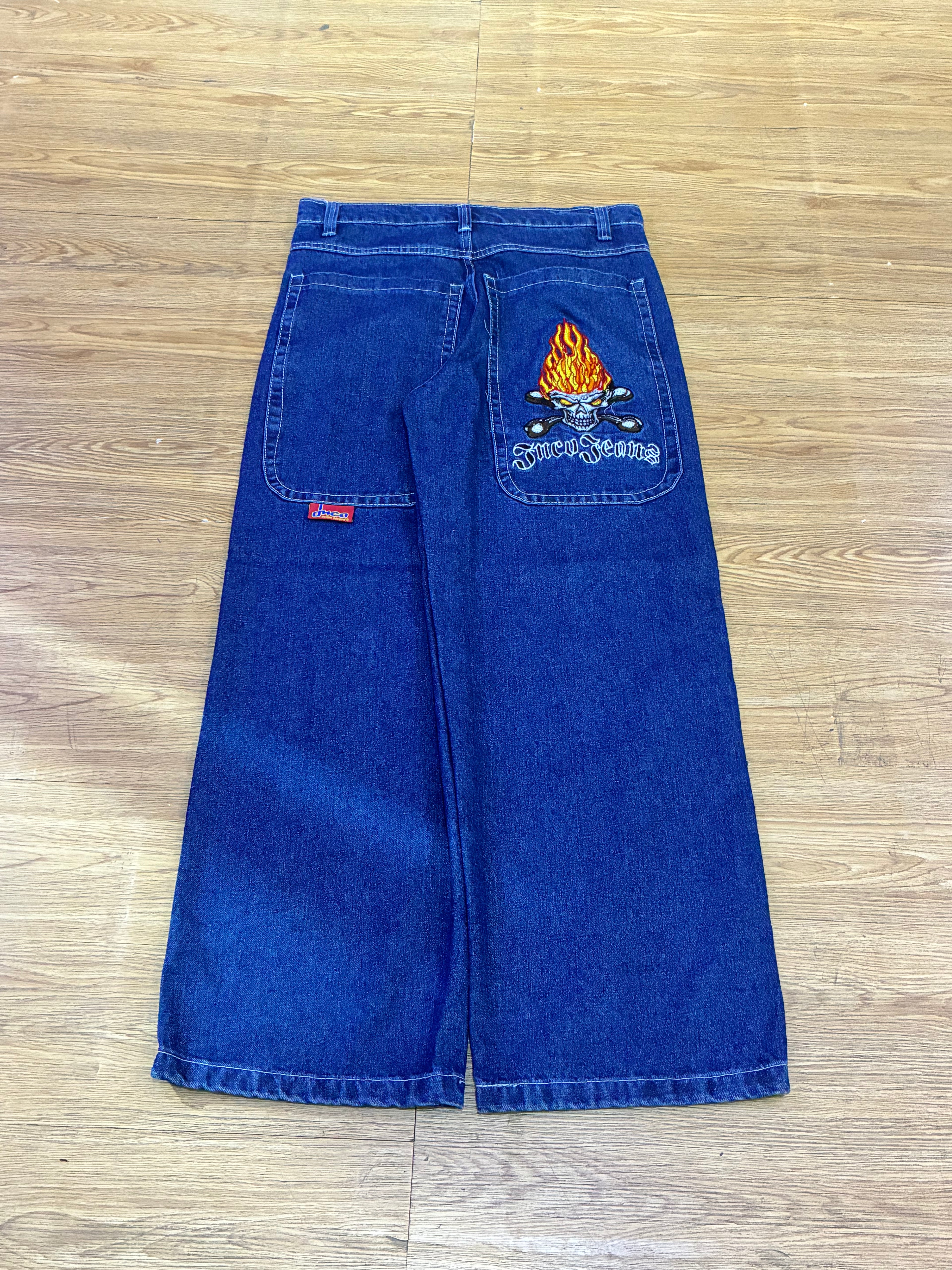 Pantalones JNCO calavera con flama, corte baggy