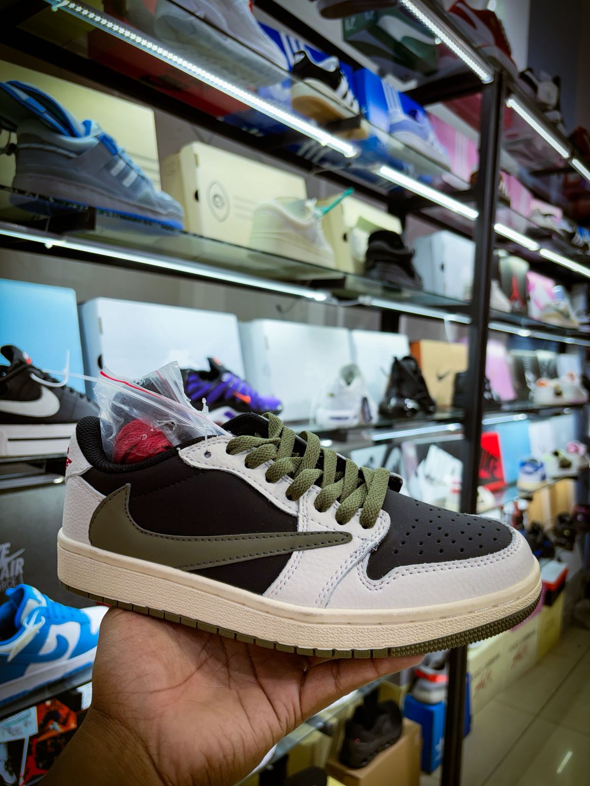 J1 Low Travis Verde