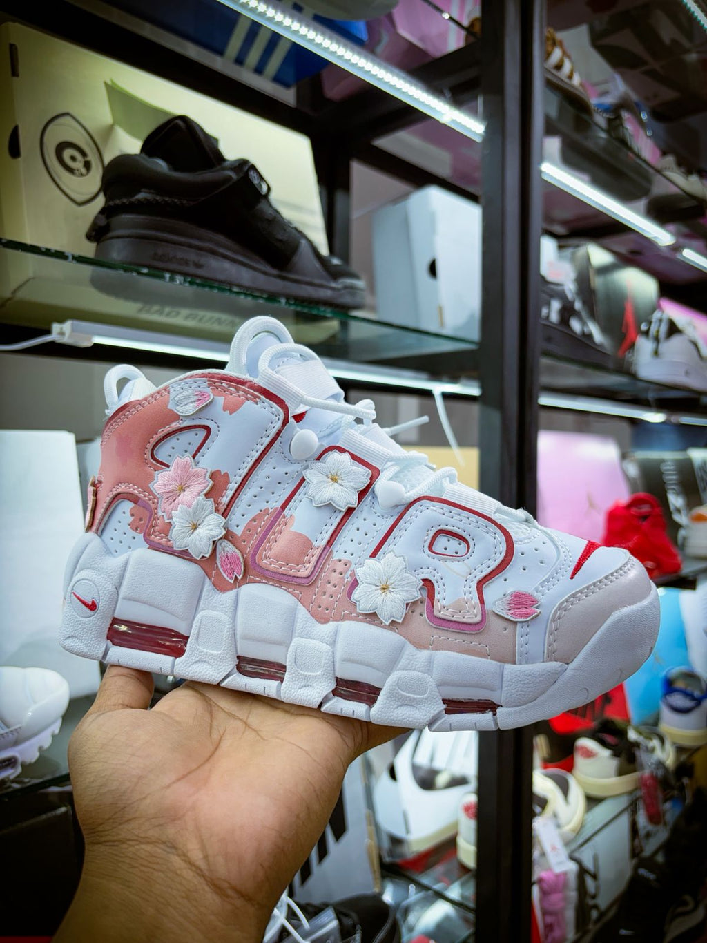 TENIS NIKE AIR MORE UPTEMPO CON FLORES