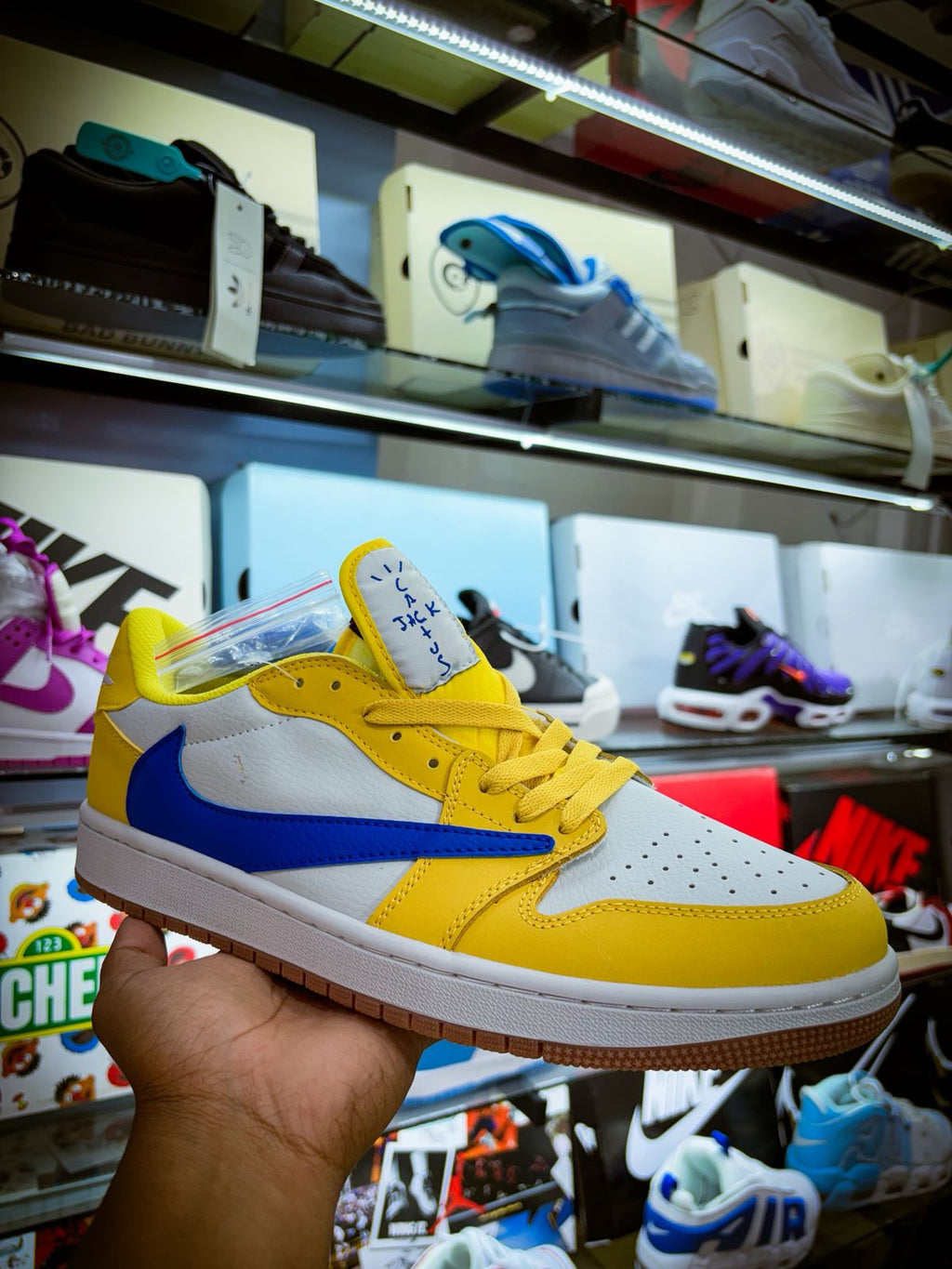 TENIS NIKE  AIR JORDAN 1 LOW TRAVIS SCOTT CANARY