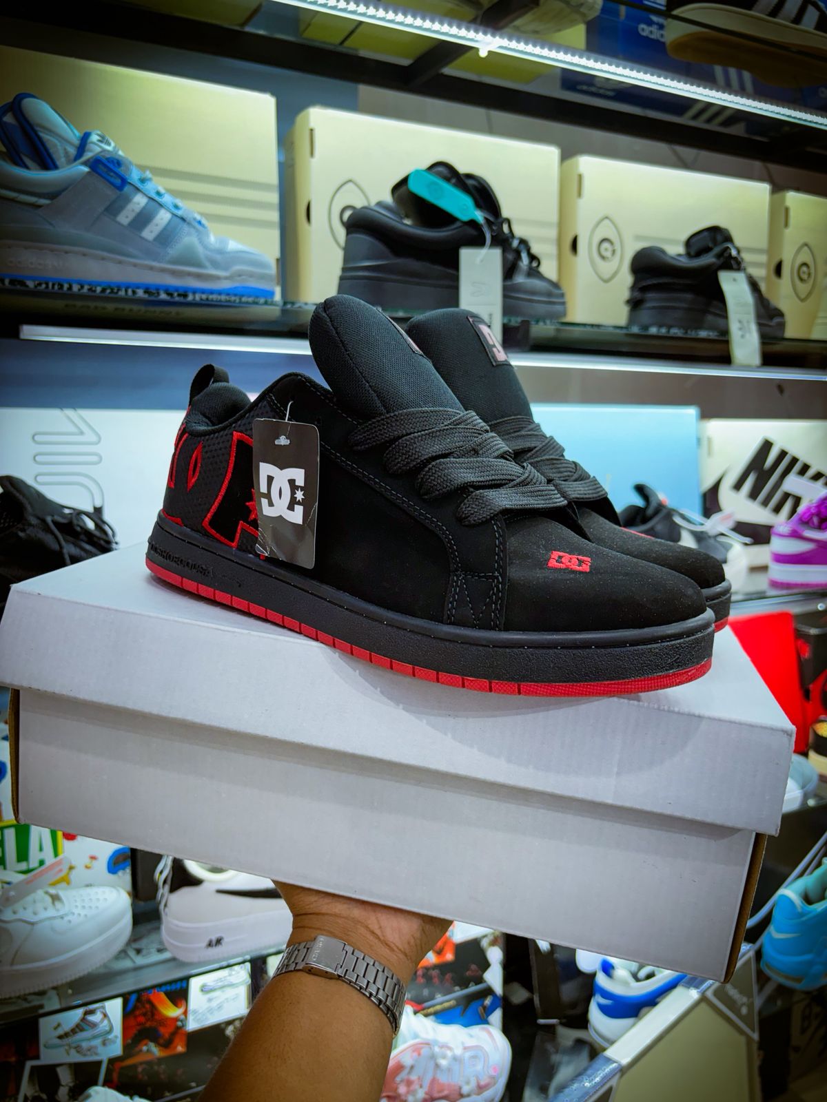 TENIS DC SHOES COURT GRAFFIK NEGRO CON ROJO