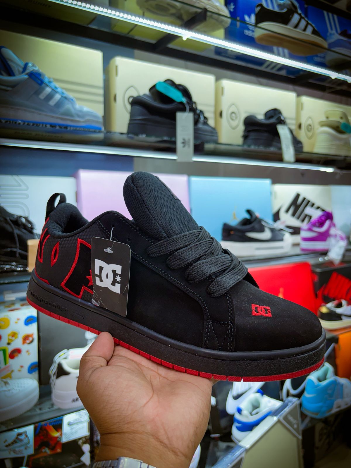 TENIS DC SHOES COURT GRAFFIK NEGRO CON ROJO