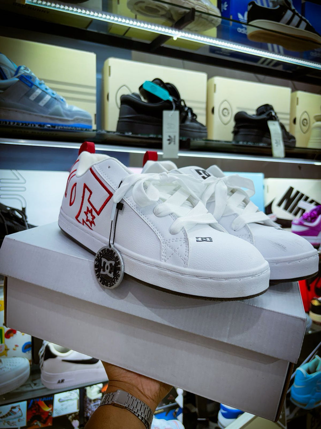 TENIS DC SHOES COURT GRAFFIK BLANCOS CON ROJO