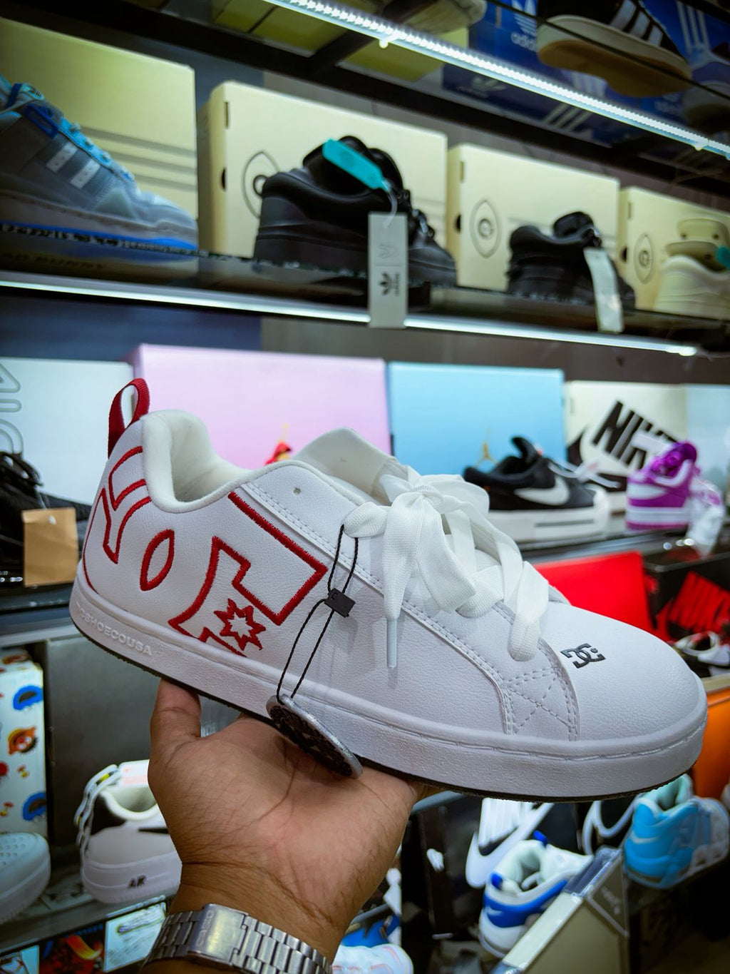TENIS DC SHOES COURT GRAFFIK BLANCOS CON ROJO