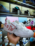 TENIS DC SHOES COURT GRAFFIK BLANCOS CON ROJO