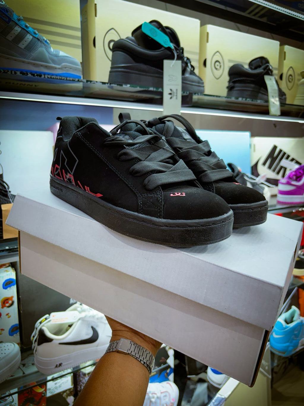 TENIS DC SHOES COURT GRAFFIK NEGROS Y ROJO