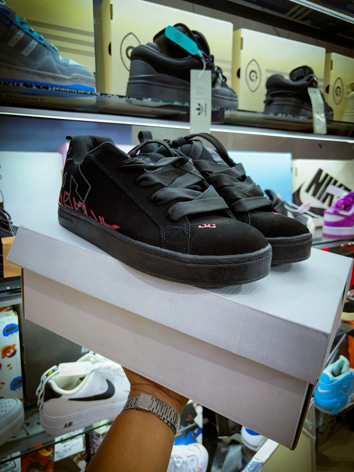 TENIS DC SHOES COURT GRAFFIK NEGROS Y ROJO