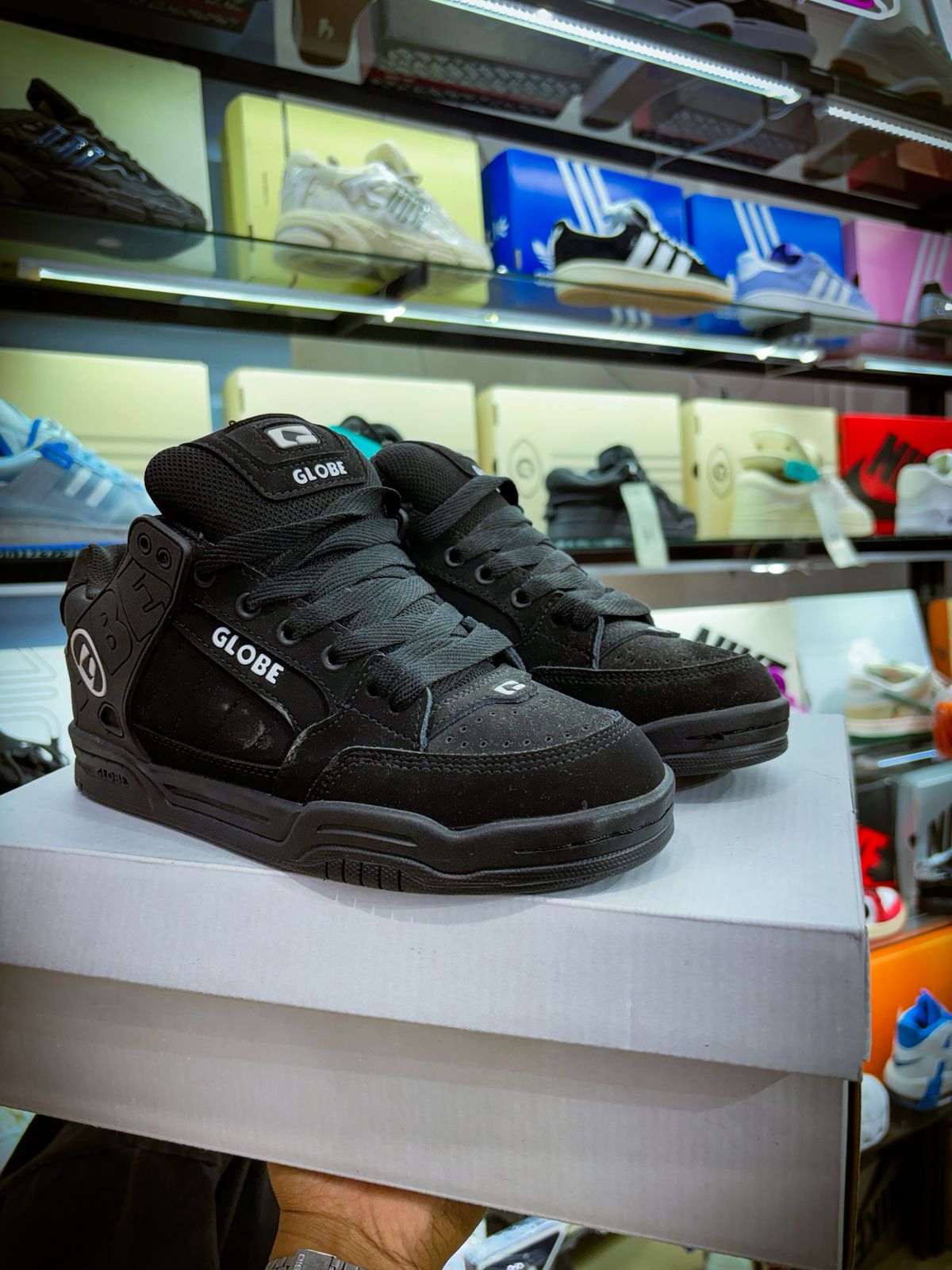 TENIS GLOBE MODELO TILT