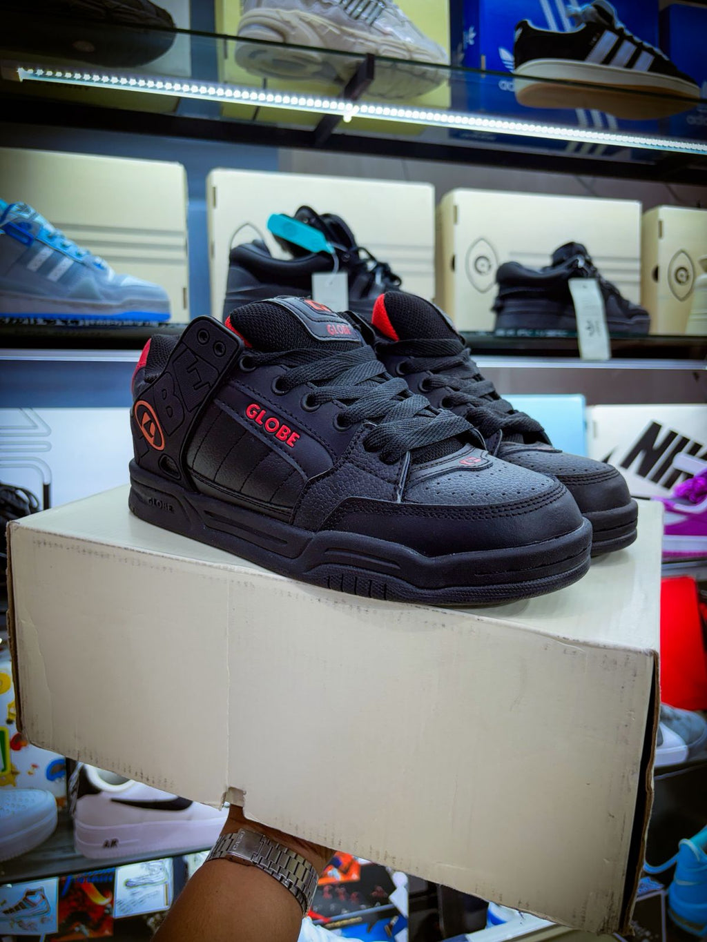 TENIS GLOBE MODELO TILT NEGRO CON ROJO