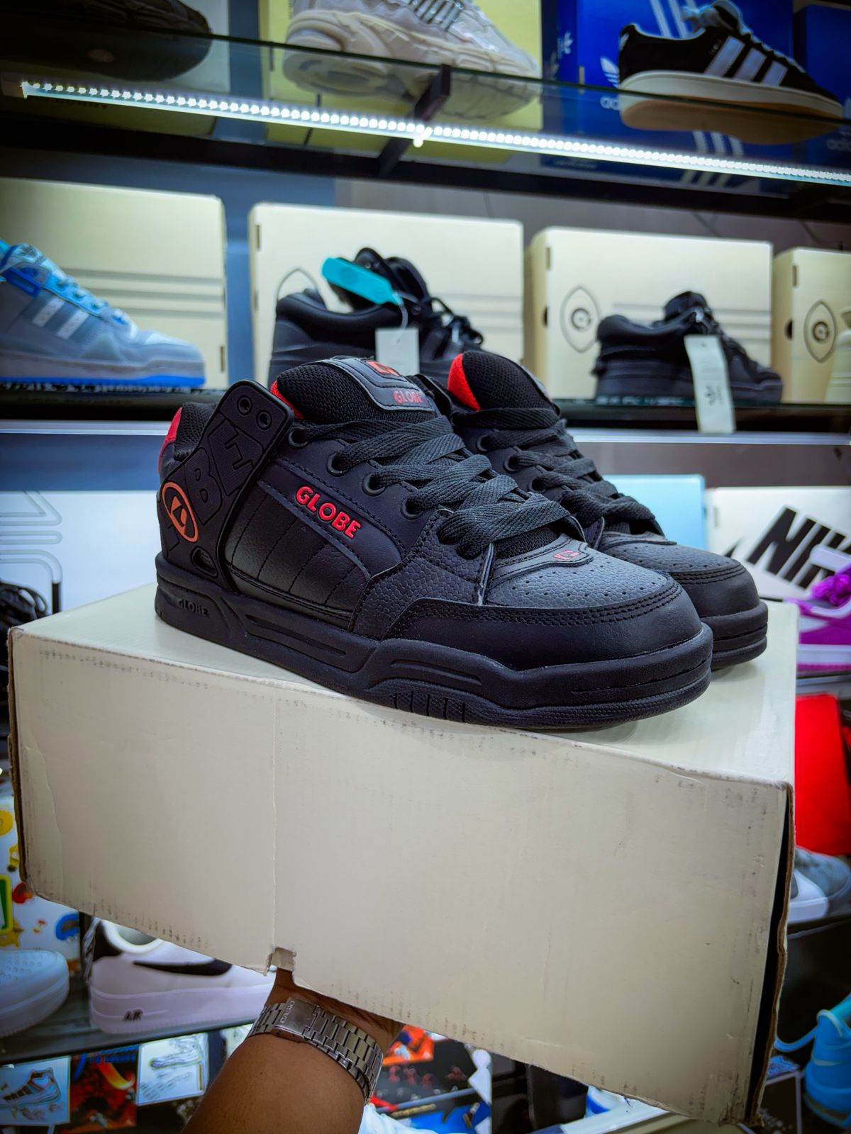 TENIS GLOBE MODELO TILT NEGRO CON ROJO