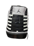 MOCHILA JORDAN COLOR GRIS CON BLANCO