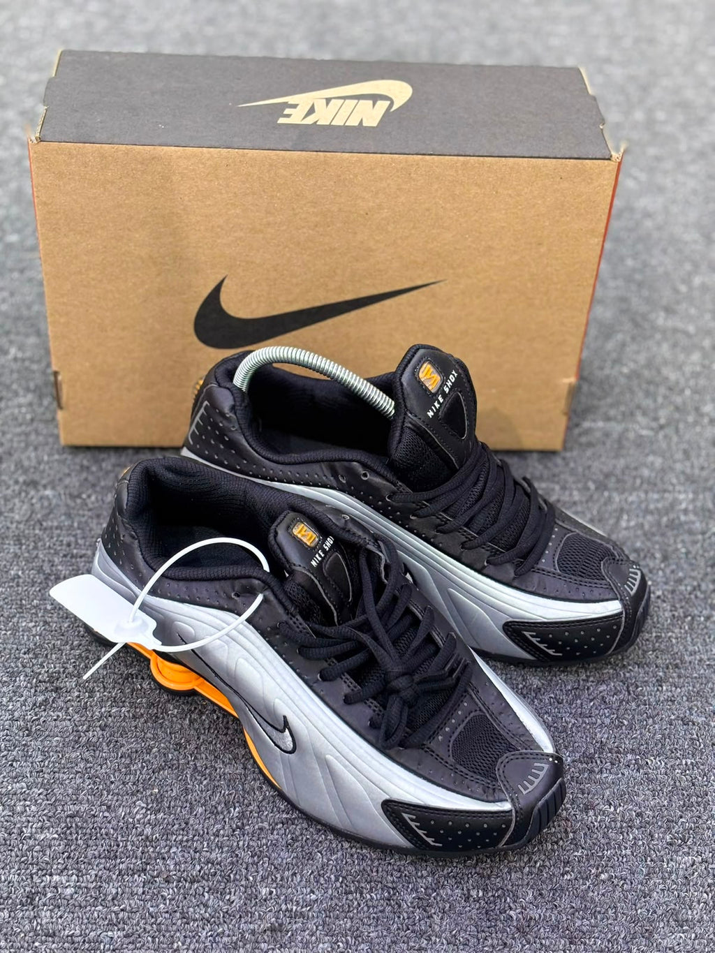 TENIS NIKE SHOX R4 NEGRO CON GRIS