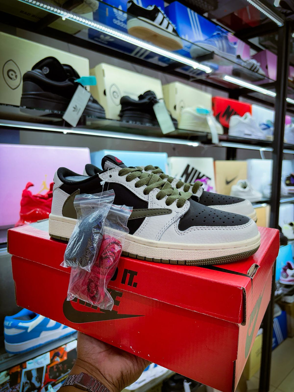 J1 Low Travis Verde