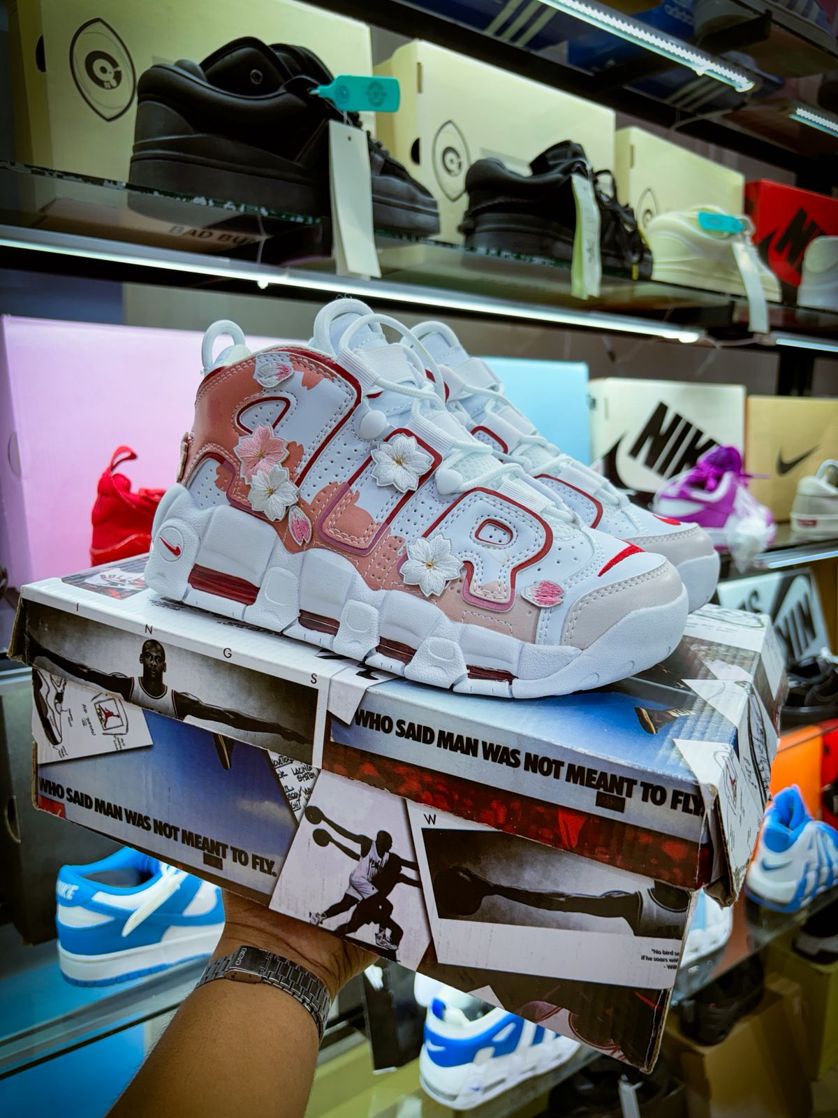 TENIS NIKE AIR MORE UPTEMPO CON FLORES