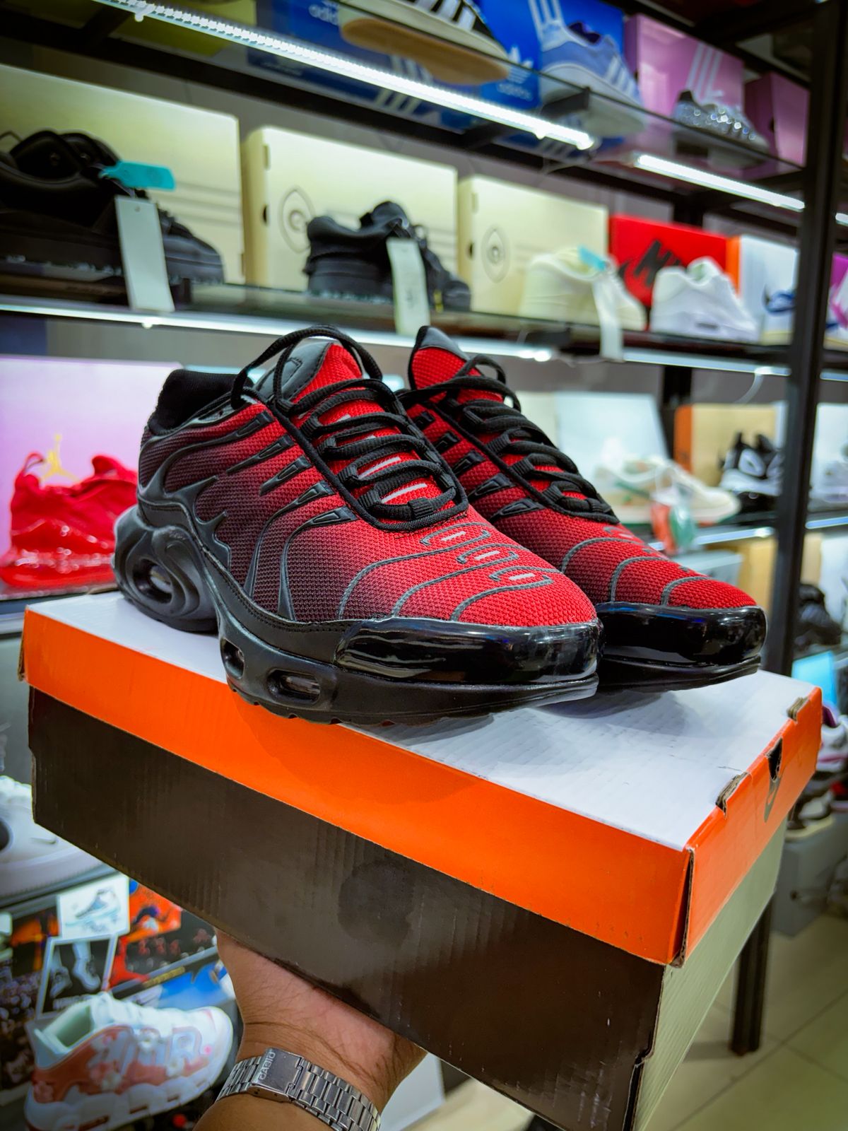 TENIS NIKE AIR MAX PLUS ROJO CON NEGRO