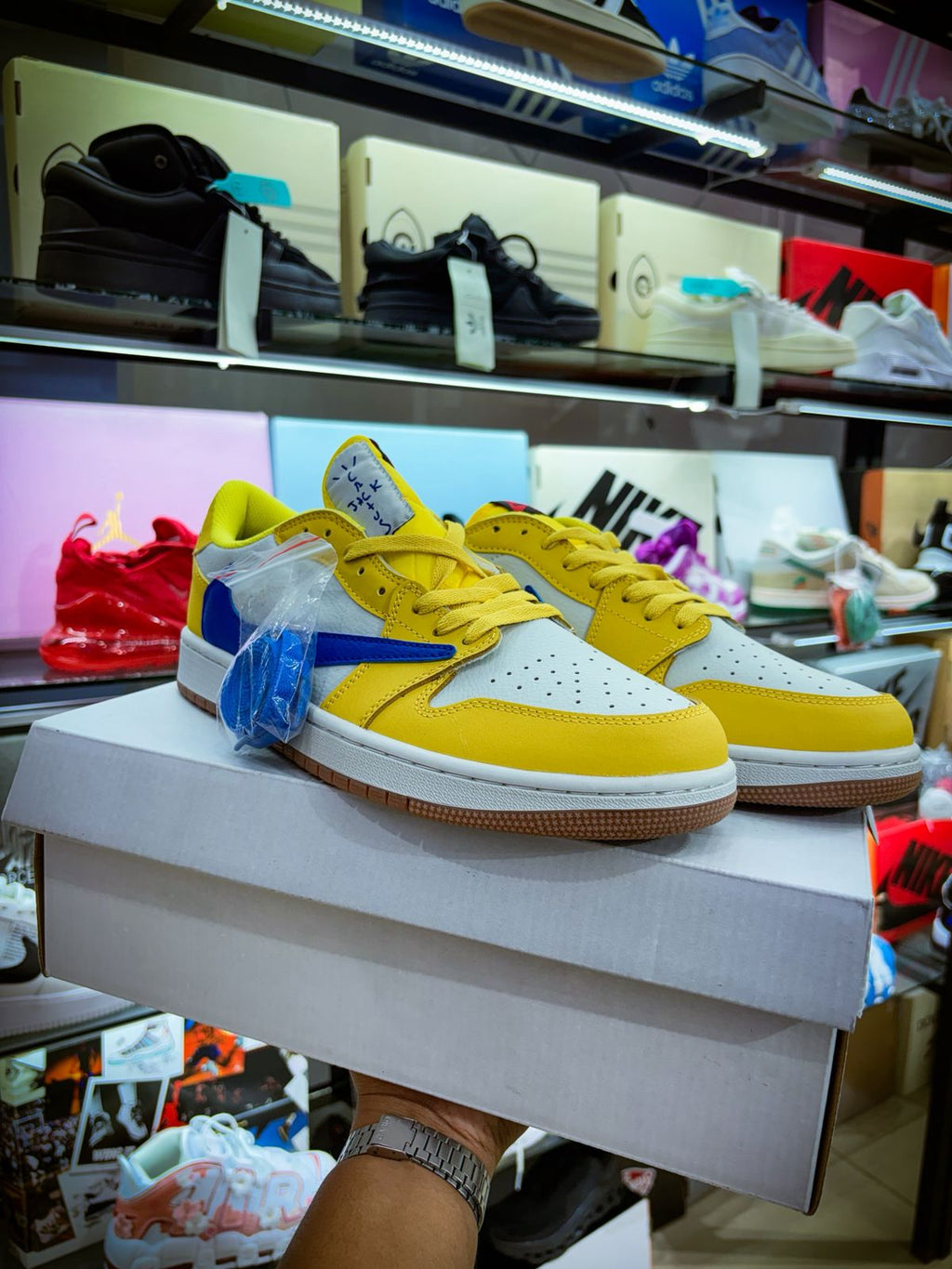 TENIS NIKE  AIR JORDAN 1 LOW TRAVIS SCOTT CANARY