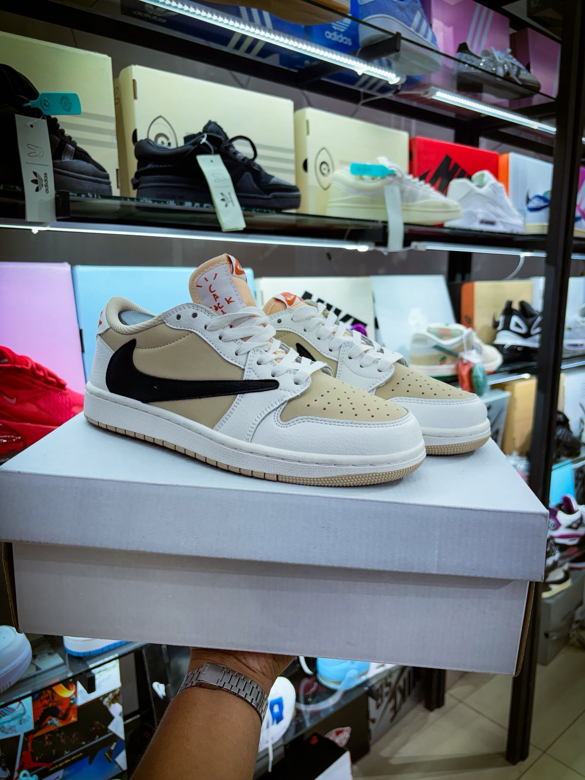TENIS NIKE AIR JORDA 1 LOW TRAVIS SCOTT