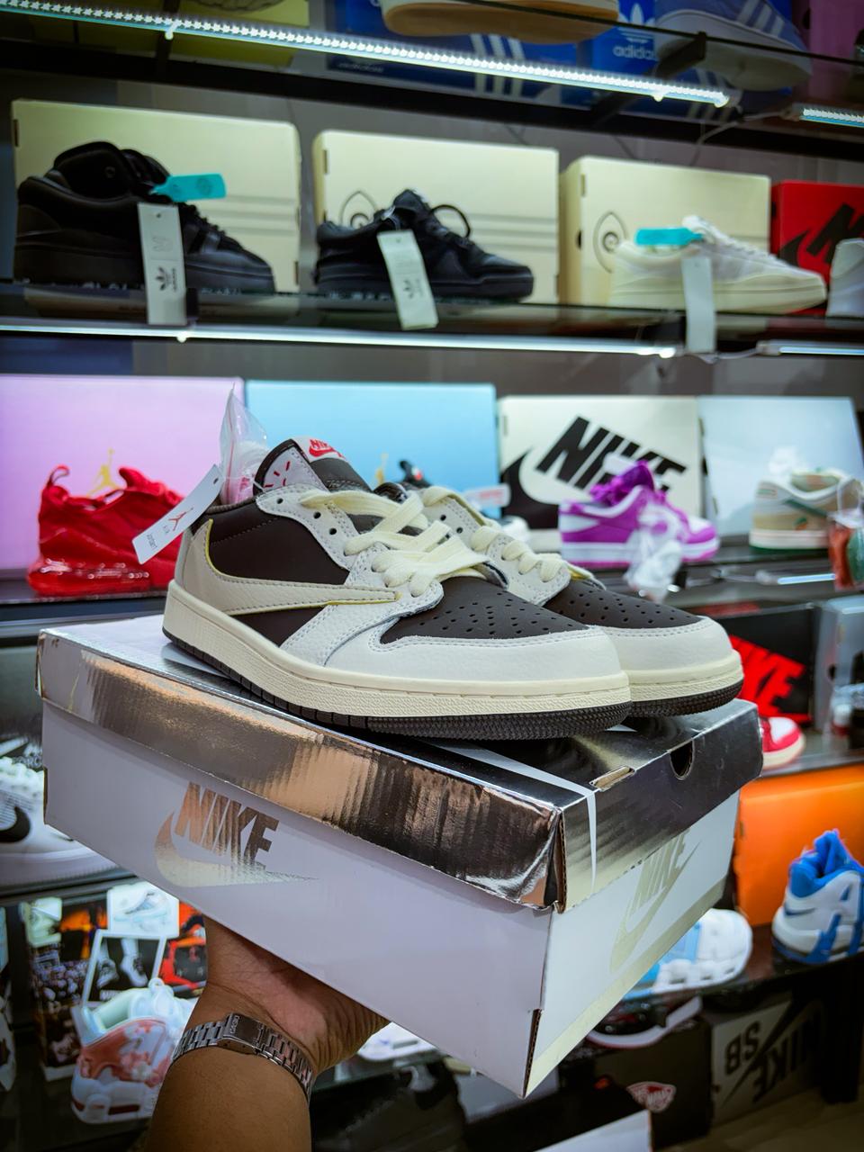 TENIS NIKE AIR JORDAN 1 LOW TRAVIS SCOTT
